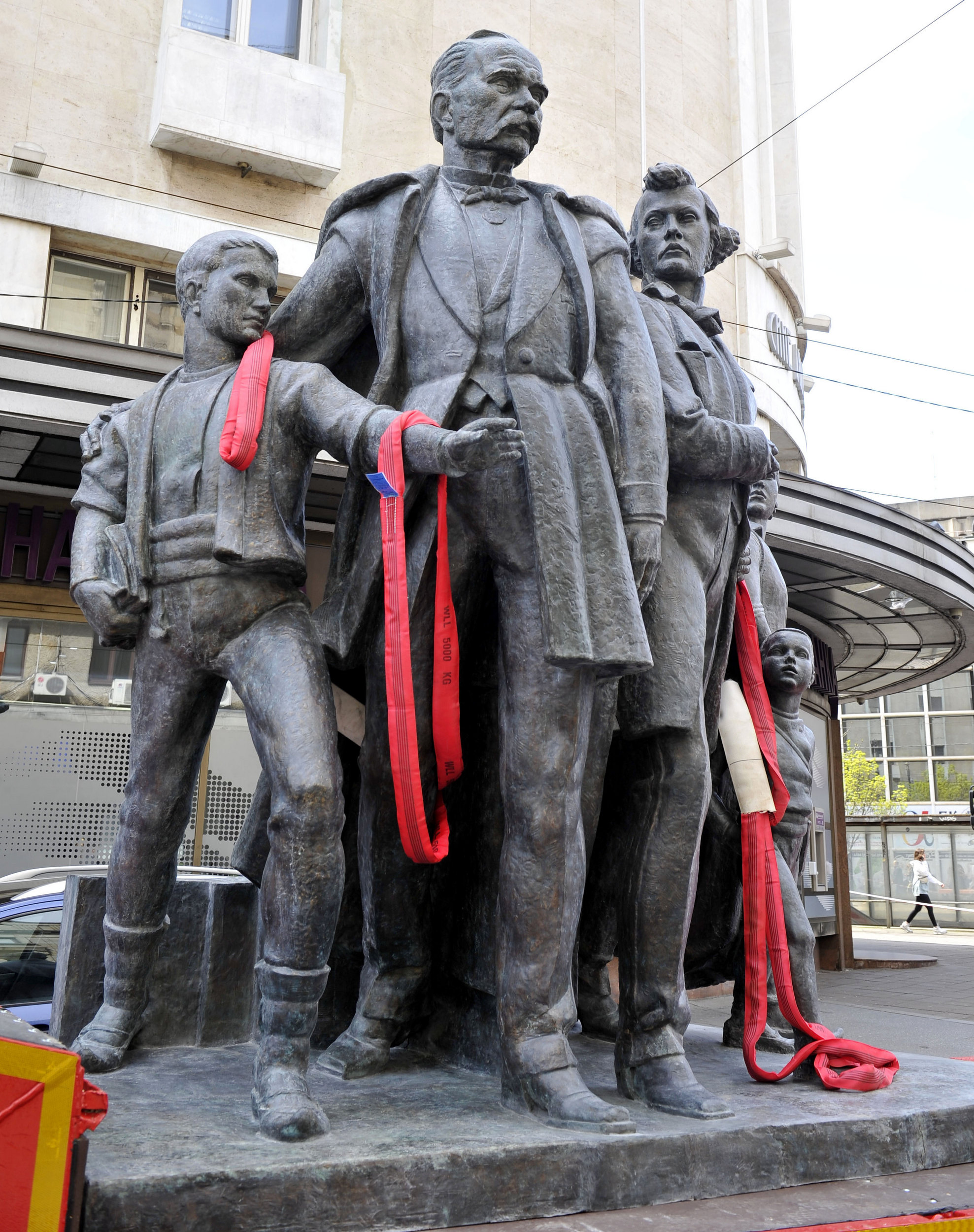 Скулптура „Сима Игуманов са сирочићима” враћена на Теразије