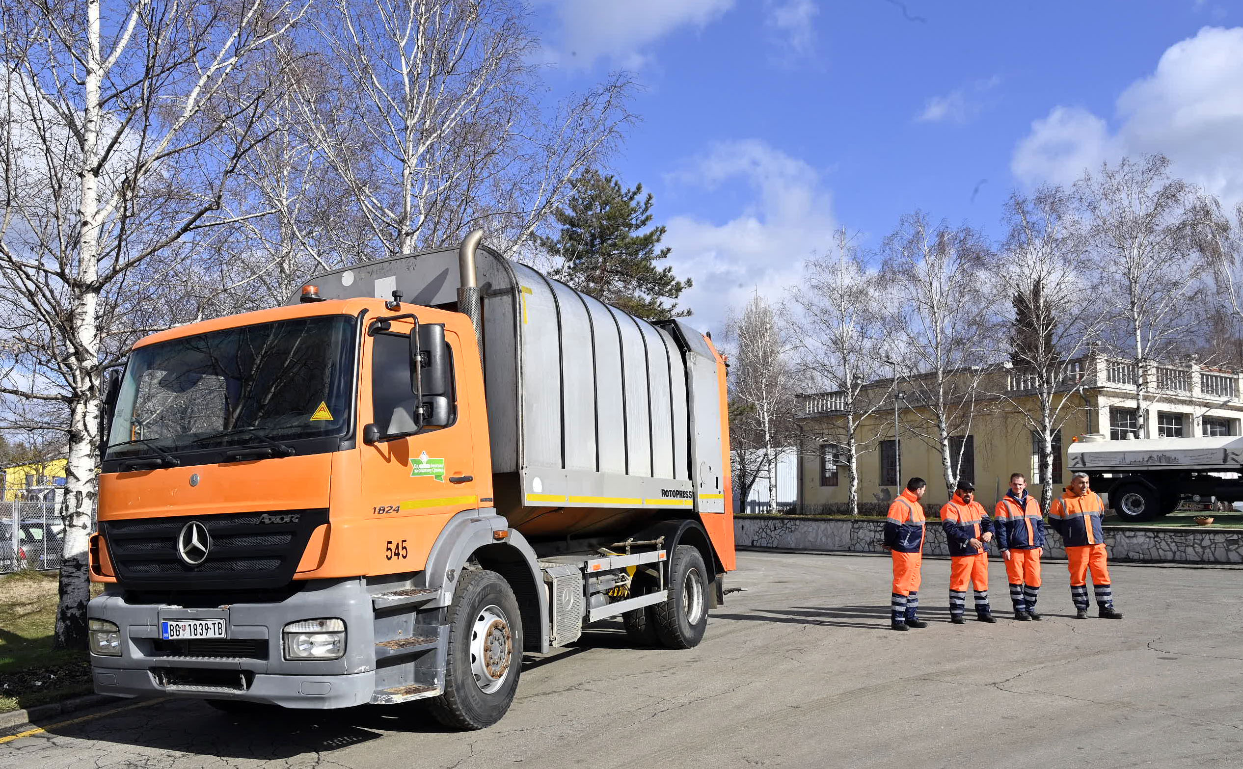 Grad Beograd donirao opštini Sjenica kamion za odnošenje smeća