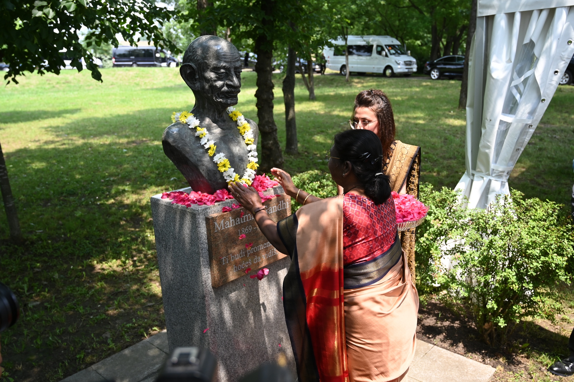 Gradonačelnik Šapić dočekao predsednicu Indije kod biste Mahatme Gandija na Savskom keju