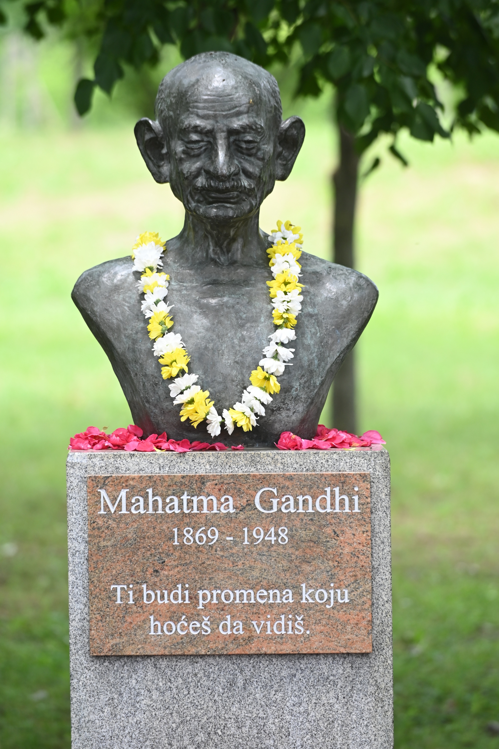 Gradonačelnik Šapić dočekao predsednicu Indije kod biste Mahatme Gandija na Savskom keju
