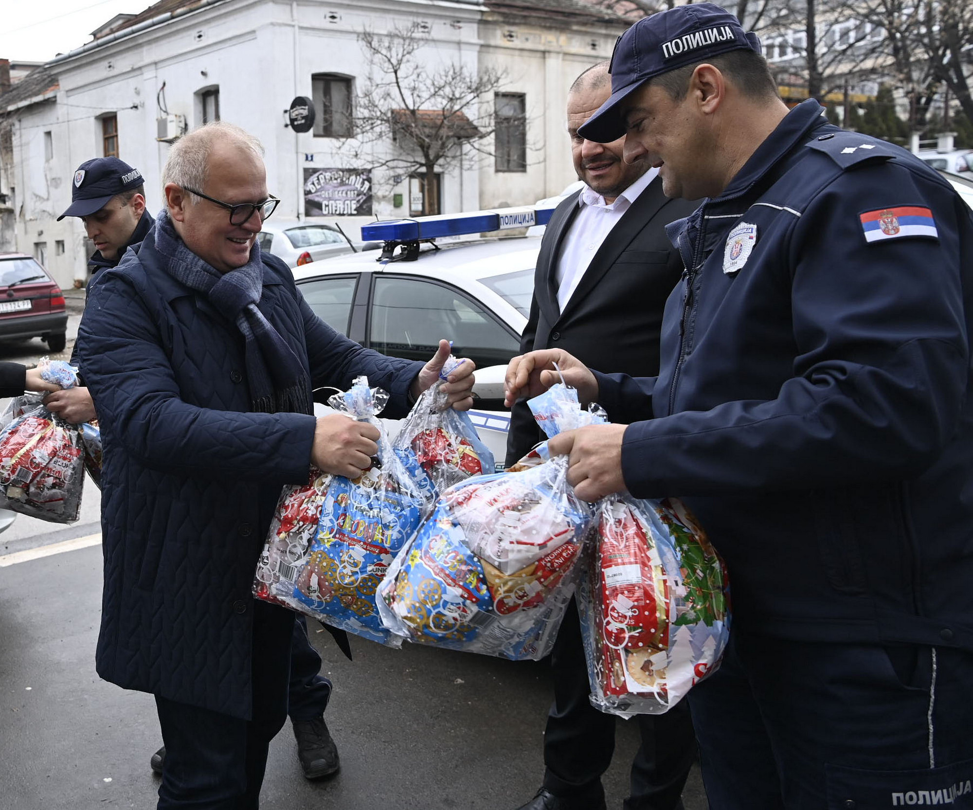 Vesić podelio paketiće za 270 dece zdravstvenih radnika, policajaca i komunalnih milicionera u Mladenovcu