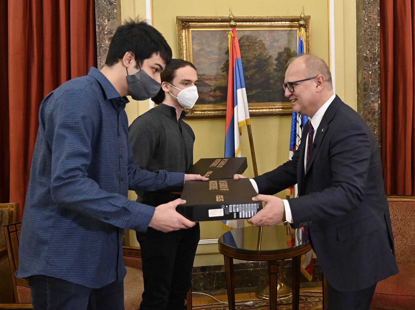 Vesić uručio laptopove učenicima Matematičke gimnazije