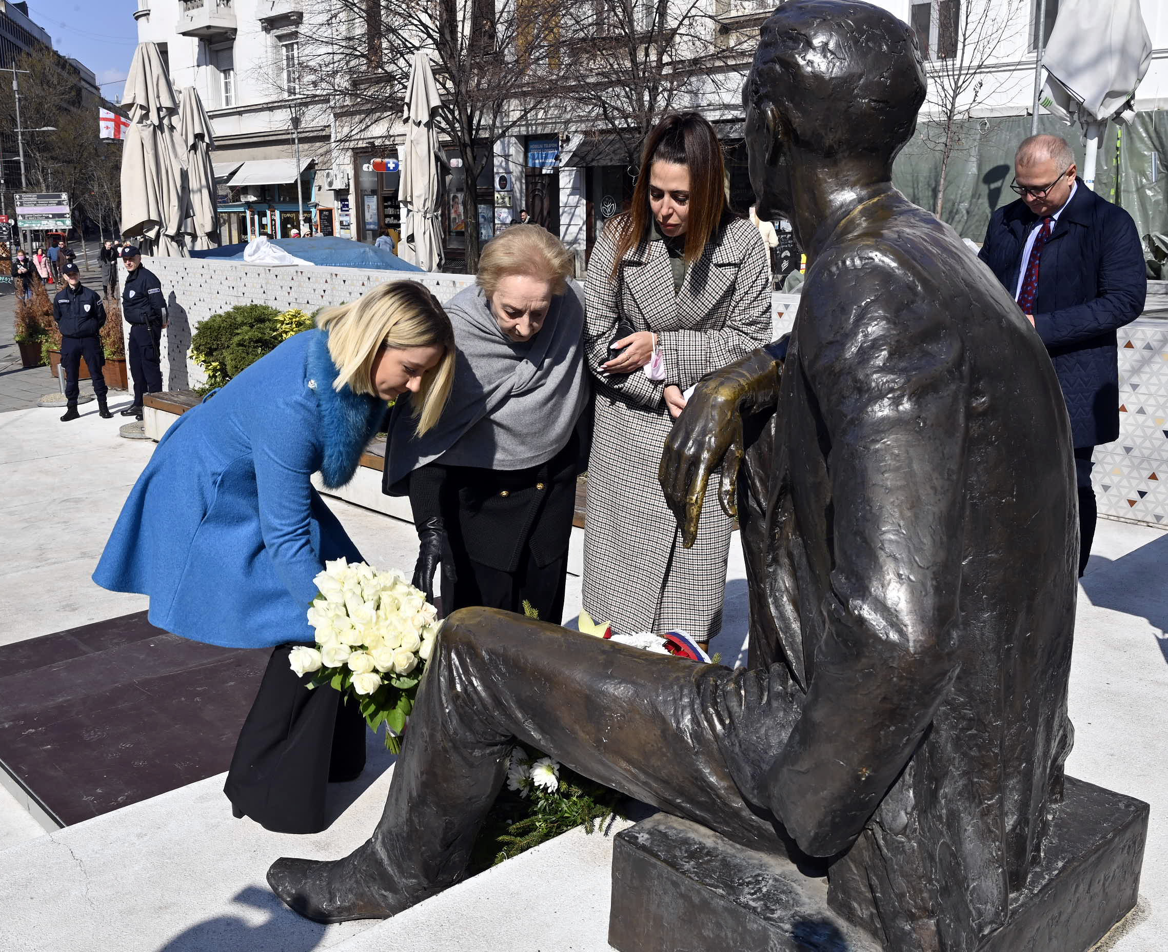 Обележено шест година од подизања споменика Бориславу Пекићу