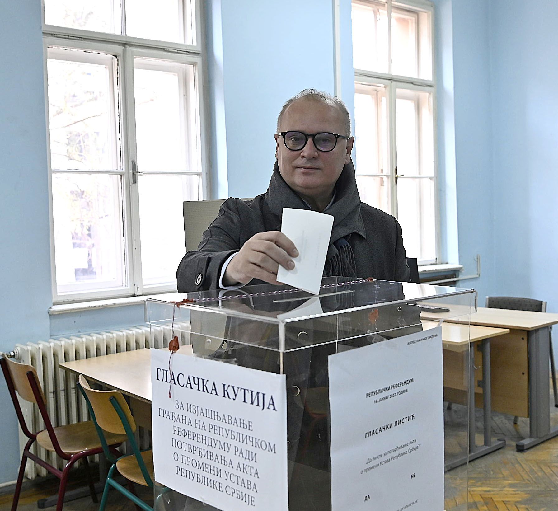 Весић: Гласамо да Србија постане зрело и демократско друштво